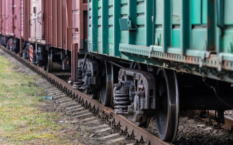 Fracht kolejowy — poznaj jego zalety w transporcie na długich odległościach